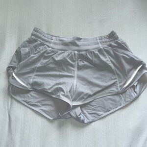 Lululemon Hotty hot 2.5” lined shorts